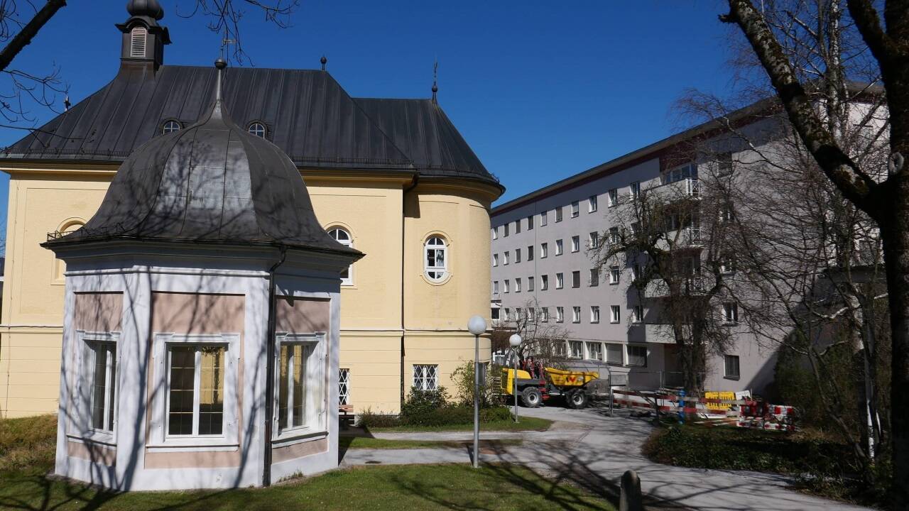 Das ockergelbe Gebäude aus der zweiten Hälfte des 18. Jahrhunderts in Salzburg-Mülln.  
