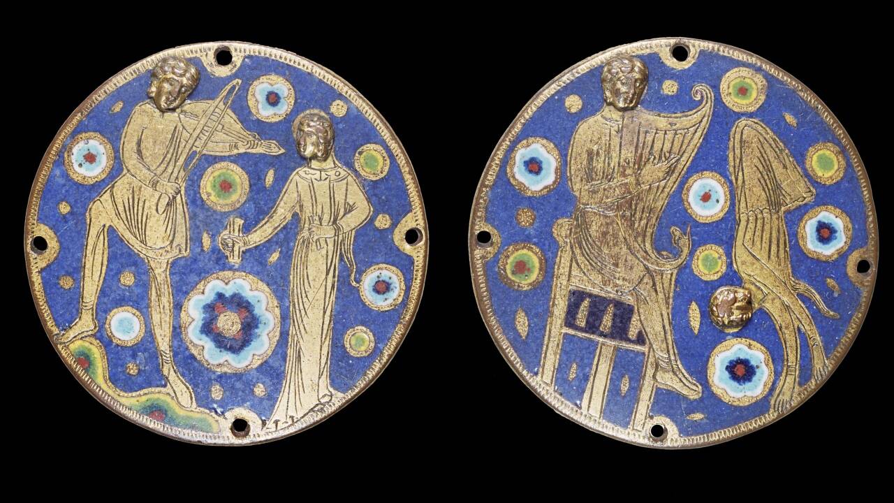 Zwei Medaillons mit höfischen Szenen, Limoges, Ende 12./frühes 13. Jahrhundert, Buntmetall, Grubenschmelz, (D. 7,3 cm). The National Museum of Denmark, Kopenhagen. 
