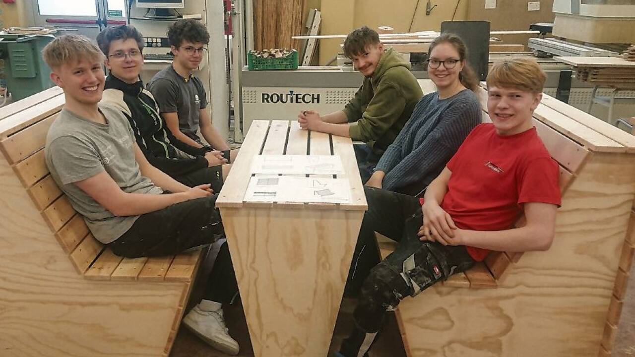 Die Schülergruppe mit dem gestalteten Praxisprojekt. Bild: sw/HTK Kuchl 