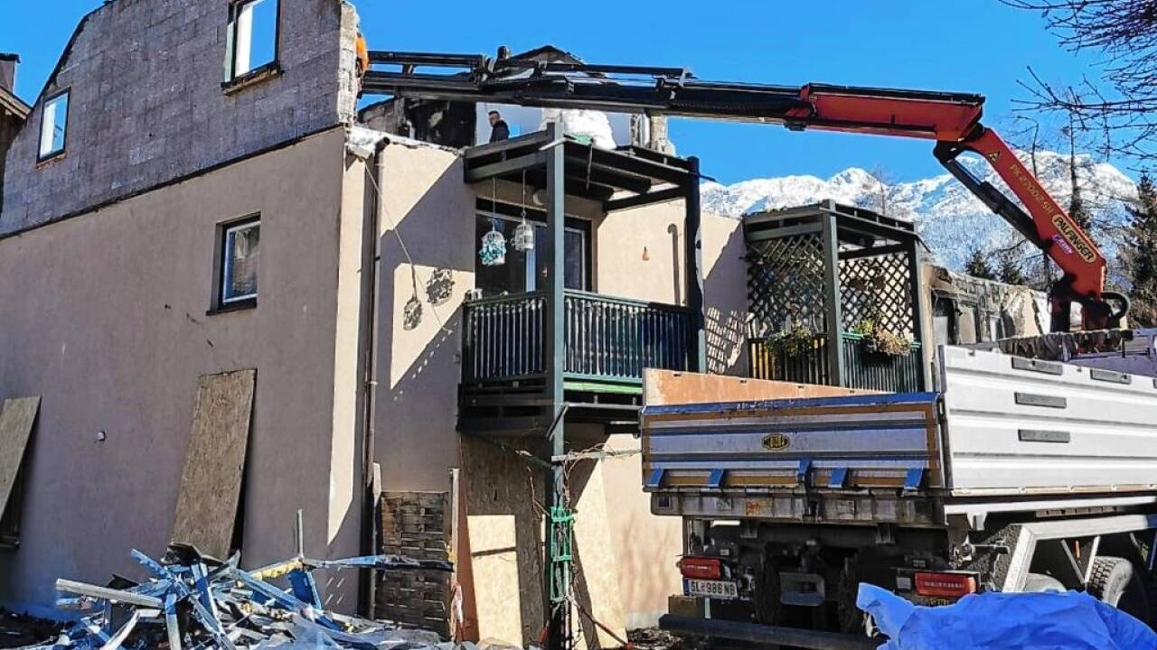Das Dach des Mehrparteienhauses sowie die oberen Geschosse mussten abgetragen werden, der Rest wurde saniert.  