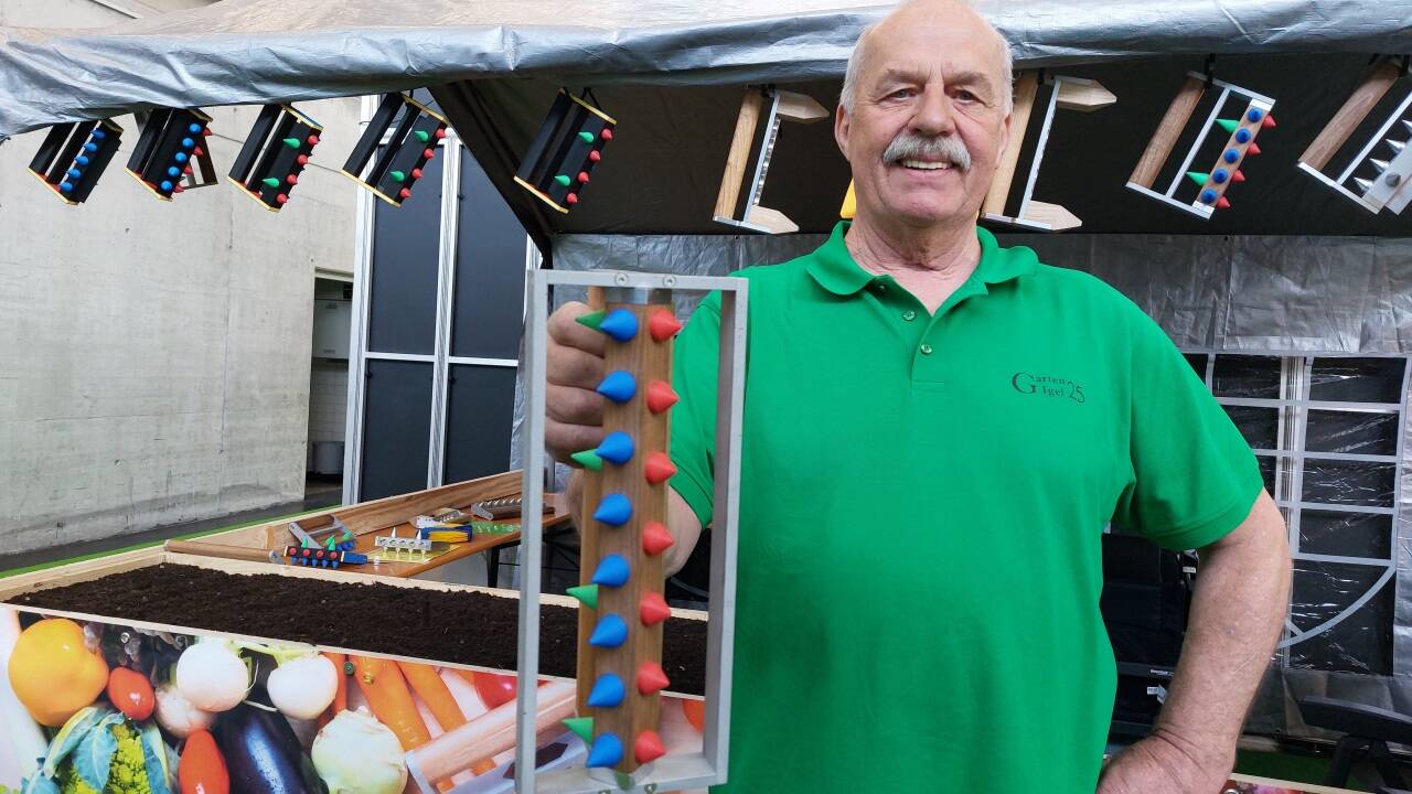 Thomas Dahlke mit dem „Gartenigel“, seiner Erfindung für die Aussaat, an seinem Stand bei der Gartenmesse im Salzburger Messezentrum.  