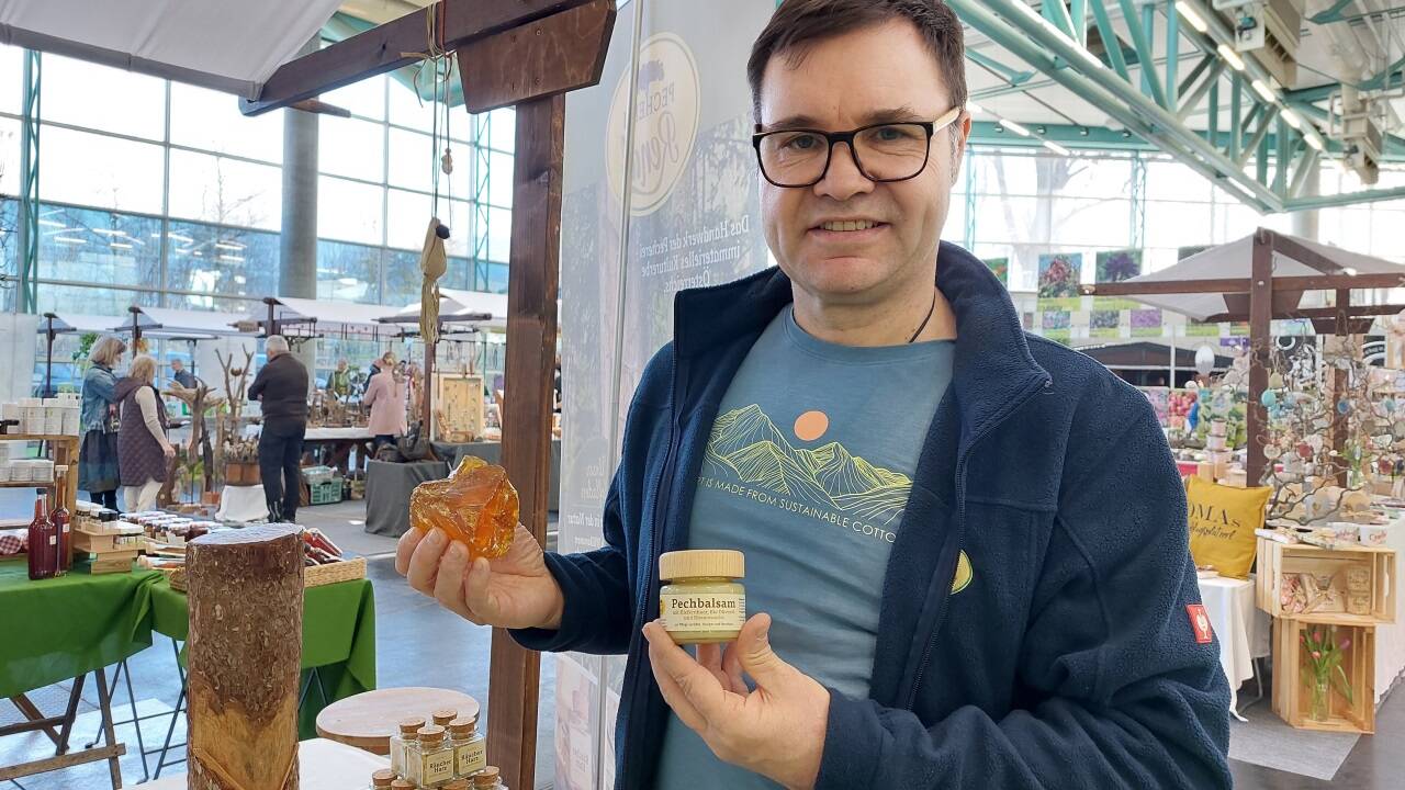 Robert Rendl betreibt in Niederösterreich hauptberuflich eine Pecherei. Das Baumharz sammelt er an Schwarzföhren.  