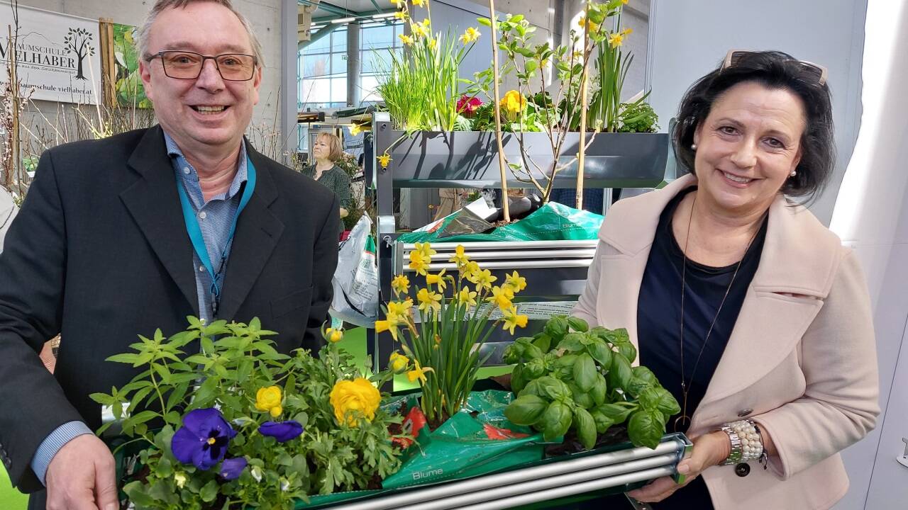 Michaela Hilber, Chefin des Salzburger Unternehmens Hilber Beschläge, und Prokurist Markus Auer mit dem für Balkon und Terrasse entwickelten Blumenkisterl aus Stahl und pulverbeschichtetem Aluminium.  