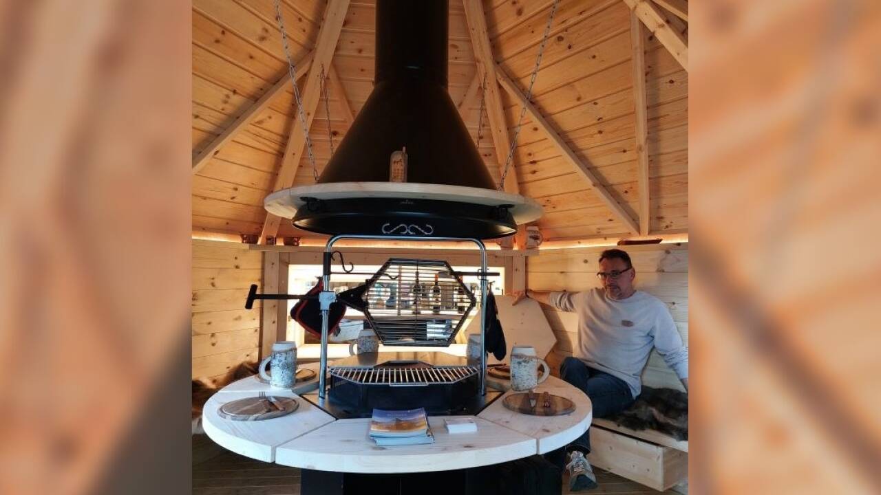 In dieser Grillkota des deutschen Unternehmens Scandinavic Wood Art kann das ganze Jahr mit Holzkohle gegrillt werden.  