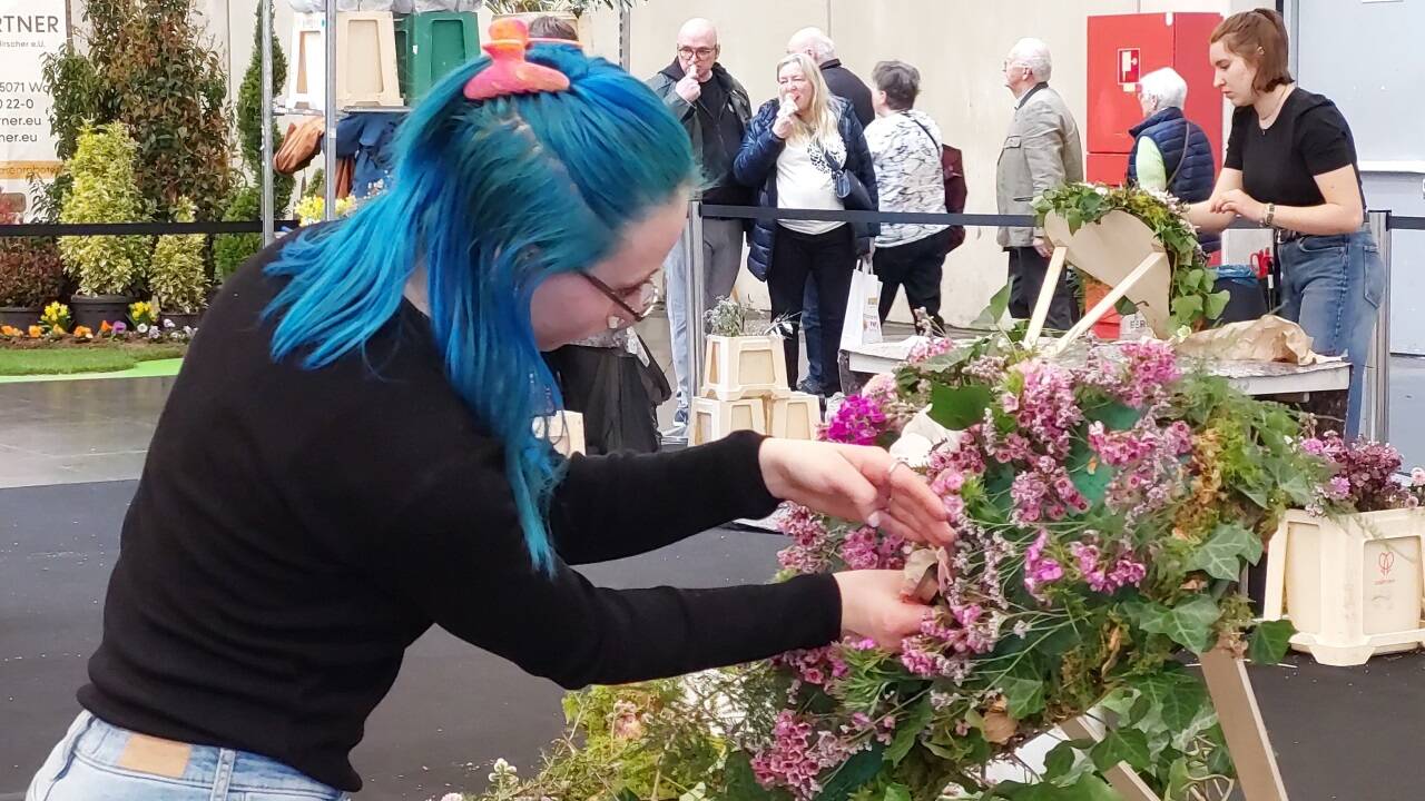 Lehrling Alexandra Drevo aus Oberndorf gestaltet ein Blumenherz beim Landeslehrlingswettbewerb der Floristinnen und Floristen.  