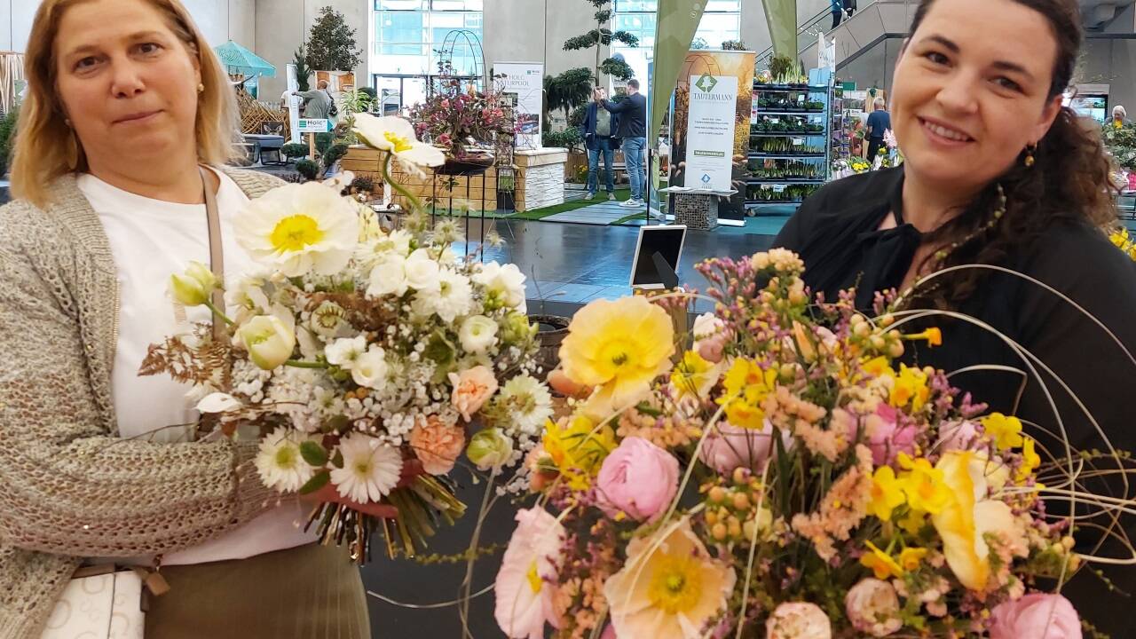 Zwei Meisterfloristinnen aus der Jury mit zwei der eingereichten Sträuße aus Mohnblumen: Ursula Altendorfer aus Wals-Siezenheim (l.) und Katharina Höfer aus Oberösterreich.  