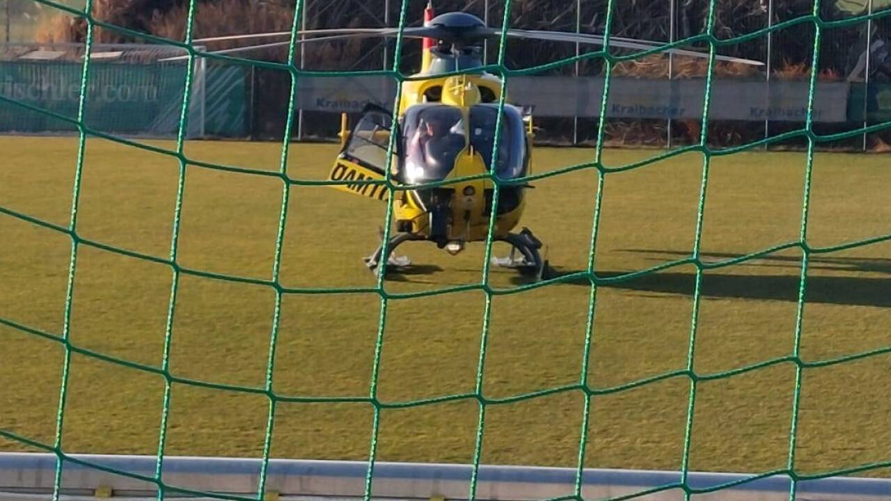 Ein Unterhauskicker musste in Anthering per Helikopter abtransportiert werden. 