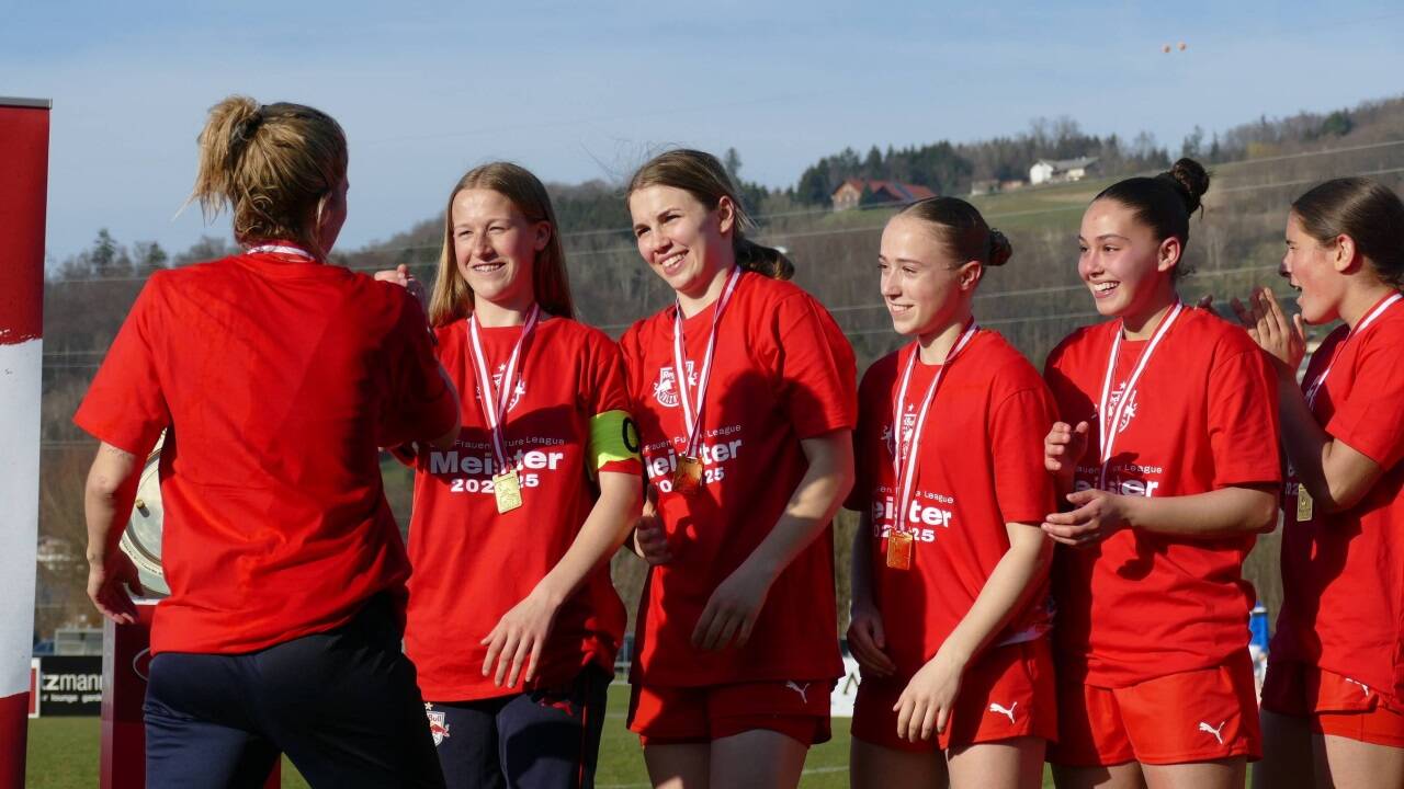 Trainerin Isabella Schweighofer feiert mit ihren Kapitäninnen Julia Grünwald und Valentina Akrap.  