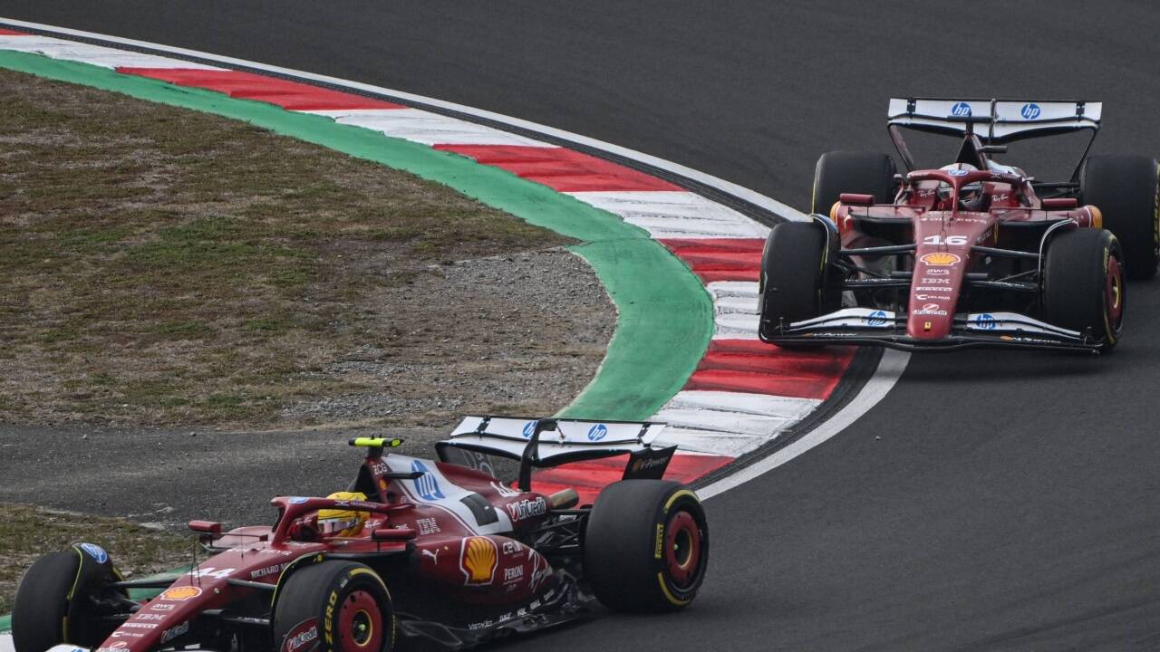 Lewis Hamilton (vorn) und Charles Leclerc wurden nach dem Grand Prix von China disqualifiziert.  