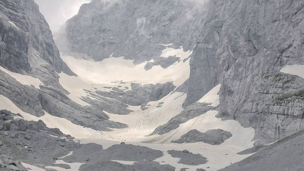 Das Blaueis zergliedert sich in seine Einzelteile. Im Herbst 2023 erstreckte es sich über eine Fläche von 4,2 Hektar.  