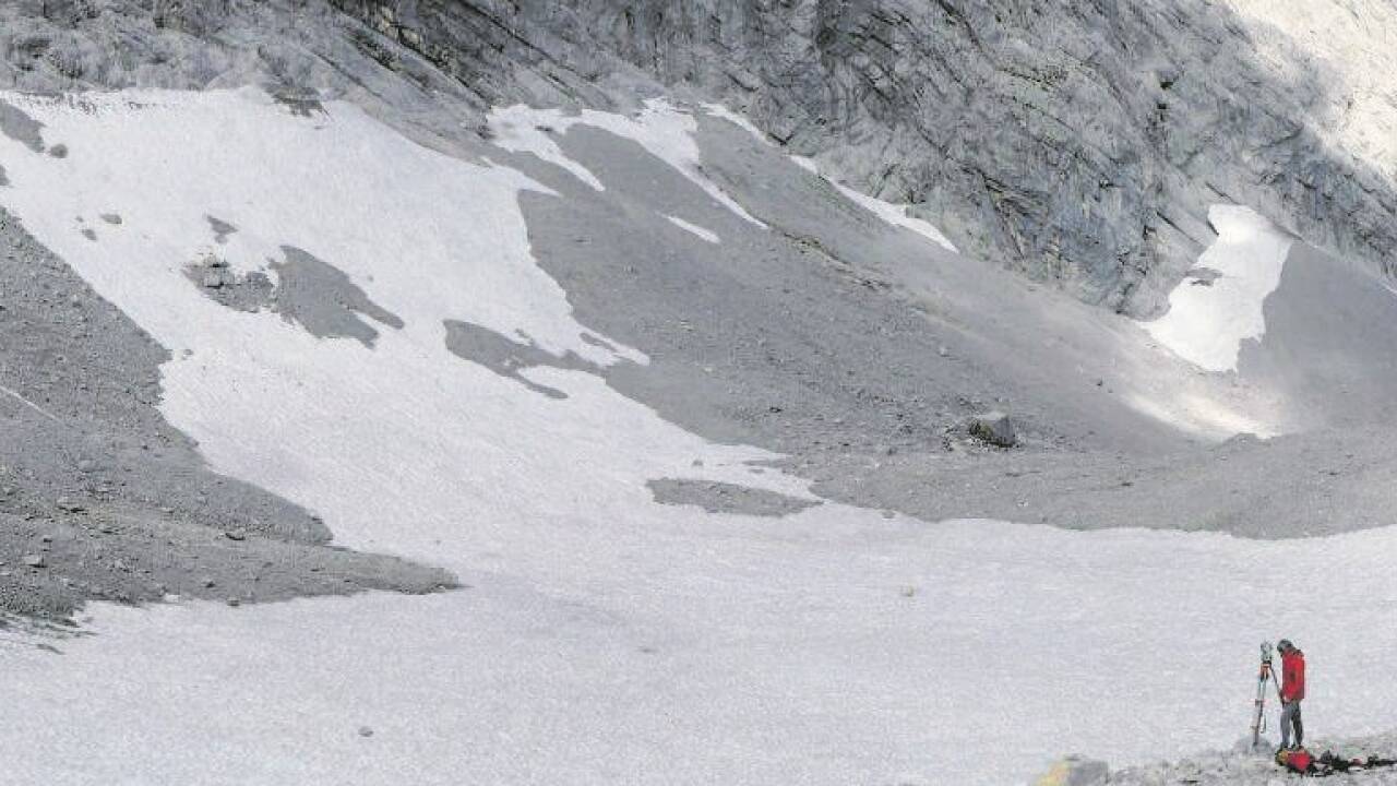 Der Watzmanngletscher erstreckte sich im Herbst 2023 über eine Fläche von 4,7 Hektar; ungefähr die Hälfte ist unter Schutt begraben.  