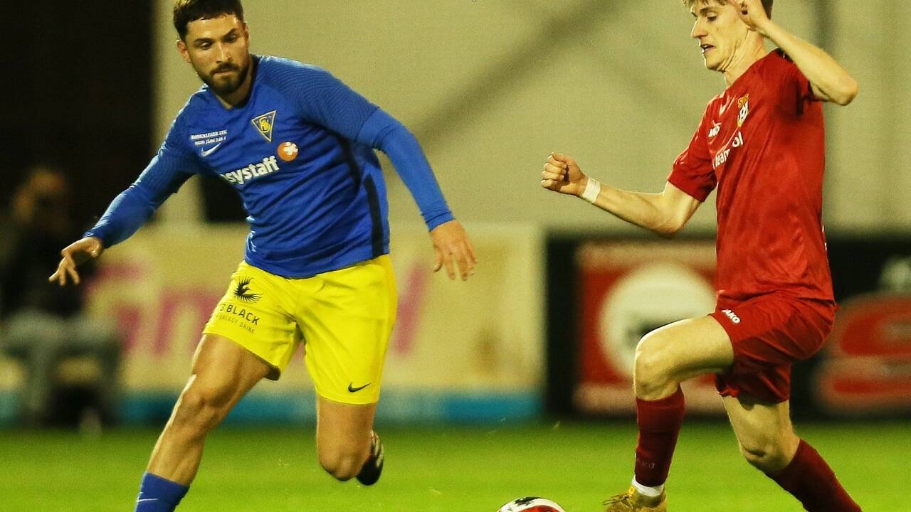 Arber Tafilaj (links) will wieder für den SAK in der Salzburger Liga kicken. 