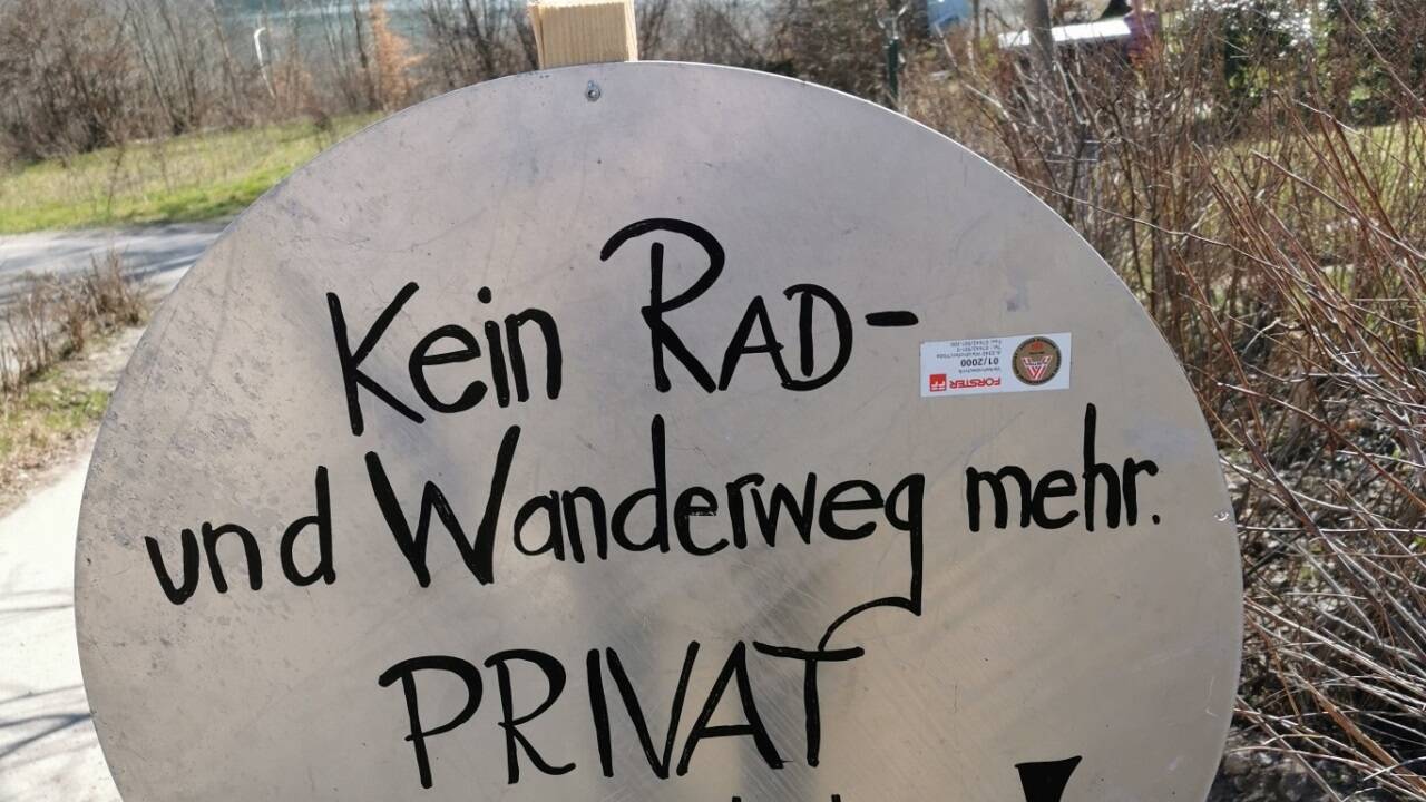 Ein Grundeigentümer im Gemeindegebiet von Lochen hat den Rundweg um den Mattsee gesperrt. 