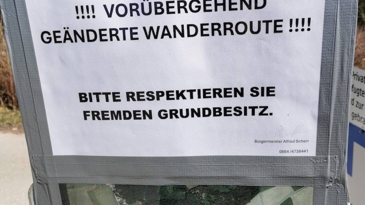 Auch der Bürgermeister hat Schilder aufgestellt. 