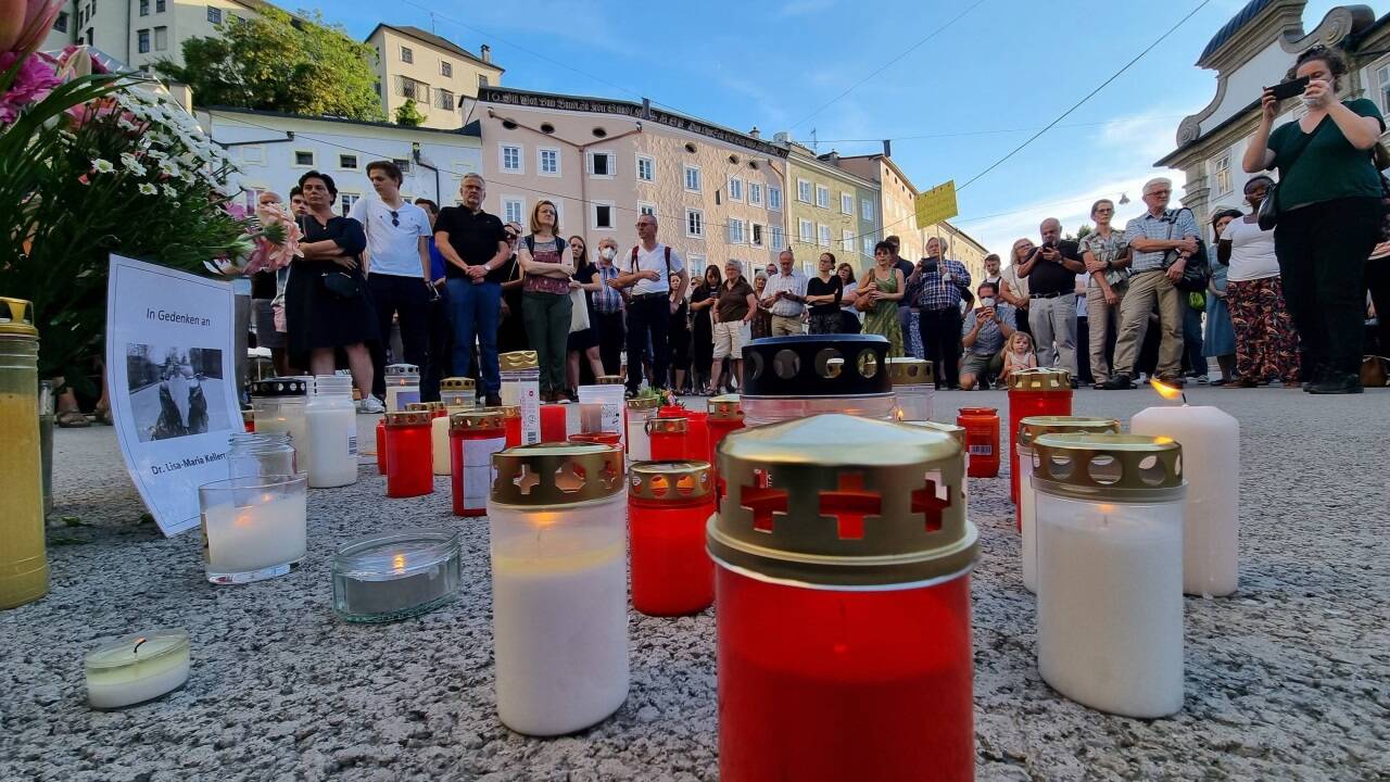 Viele Menschen kamen zum Gedenken an die Ärztin Lisa-Maria Kellermayr in der Stadt Salzburg am 2. August 2022. 