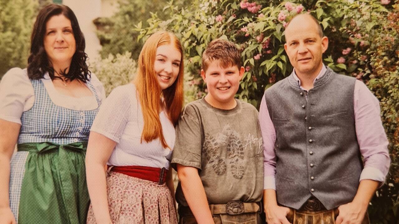Eva Plaickner (links) mit ihren Kindern Julia und Jakob und mit ihrem Mann Stefan, der auch ein begeisterter Imker ist. 