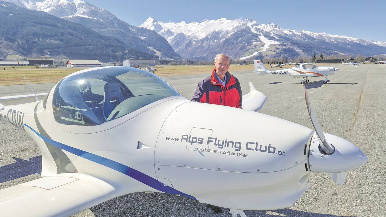 Sven Kilzer – neben Florian Schett einer der beiden neuen Geschäftsführer des Zeller Flugplatzes – an der Seite eines Motorflugzeugs.    Sven Kilzer – neben Florian Schett einer der beiden neuen Geschäftsführer des Zeller Flugplatzes – an der Seite eines Motorflugzeugs.