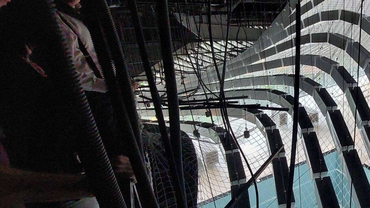 Die aufwendige Deckenkonstruktion von oben betrachtet. Alle Teile müssen abgehängt werden, um die Decke zu sanieren.  