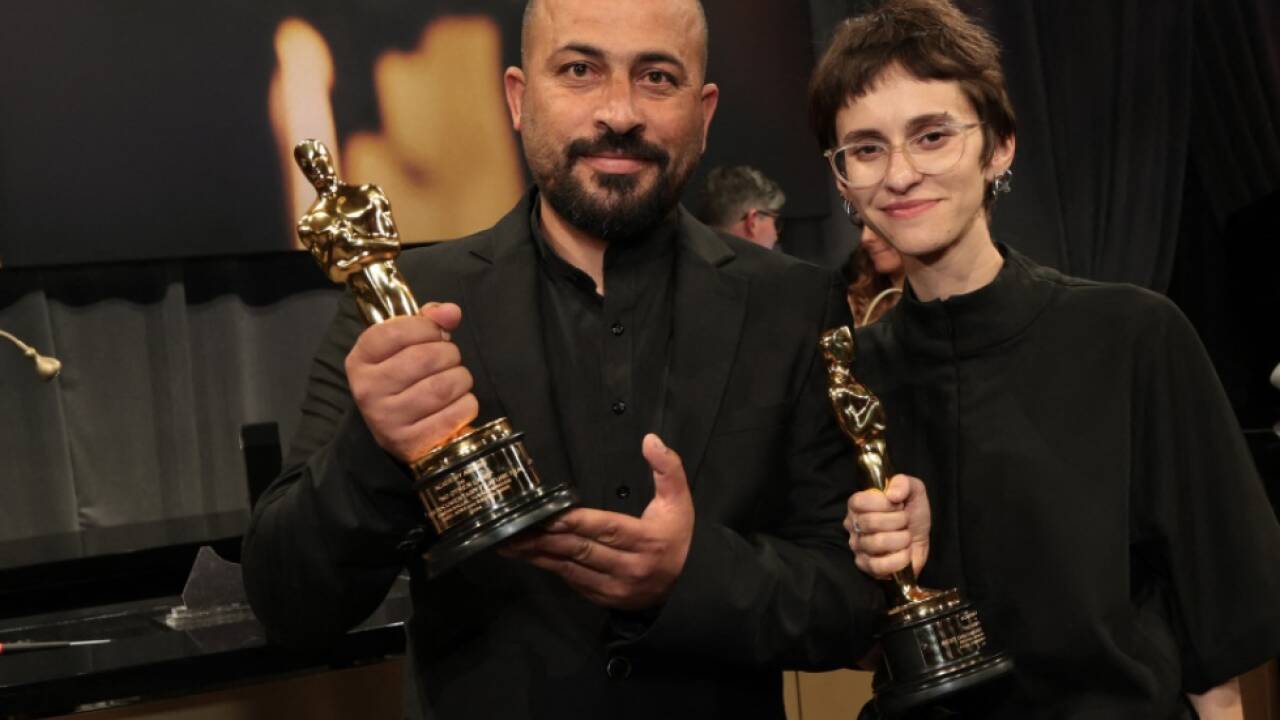 Hamdan Ballal und Rachel Szor mit ihrem Oscar 