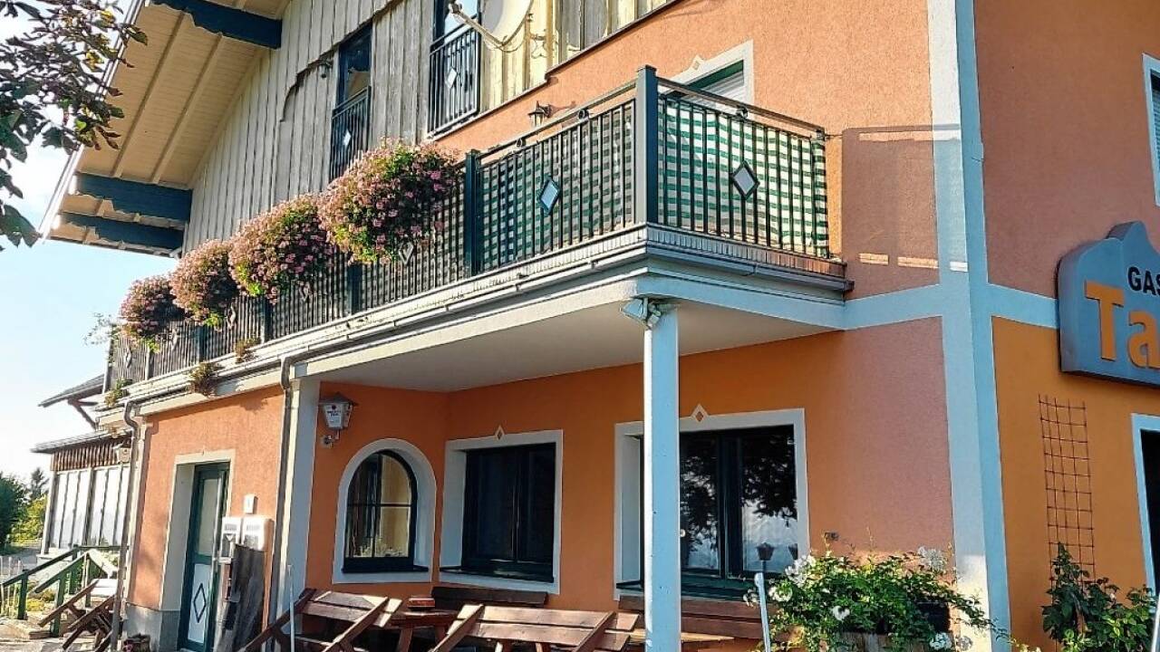 Das Gasthaus Tannberg in Schleedorf. Zu mieten sind ein Saal mit bis zu 100 Sitzplätzen und die Aussichtsterrasse. Im Haus befindet sich auch eine Ferienwohnung. 