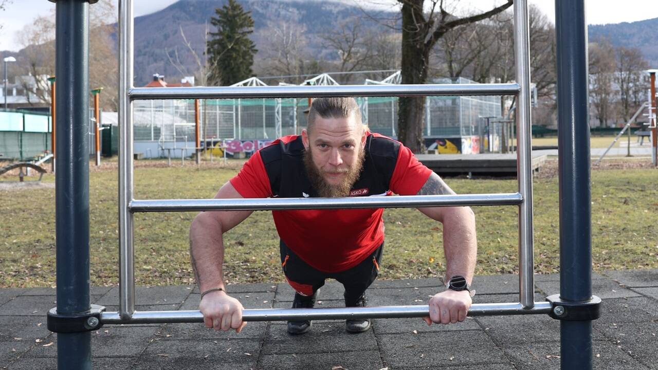 Mit der positiven Liegestütze lässt sich die Brustmuskulatur stärken.   Mit der positiven Liegestütze lässt sich die Brustmuskulatur stärken.
