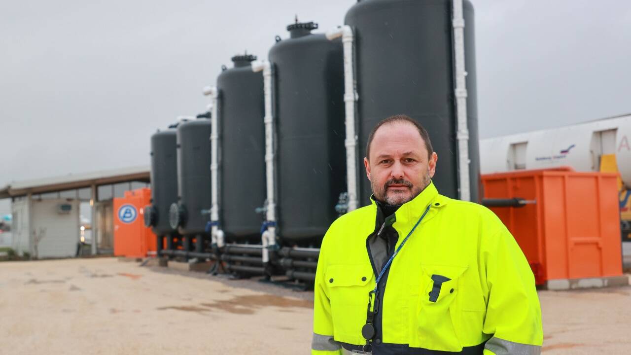 Flughafensprecher Alexander Klaus vor der Filterreinigungsanlage im Jänner 2024. 