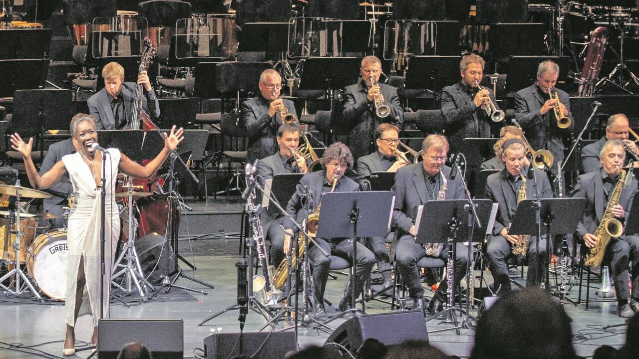 Im Großen Festspielhaus jazzte die Lungau Big Band schon im Oktober 2023 groß mit Chanda Rule auf. Jetzt haben sie die Amerikanerin gleich für ihre Frühjahrstour eingepackt. Am 13. April folgt das Heimspiel in Mauterndorf. Bild: antoine Fauxpas 