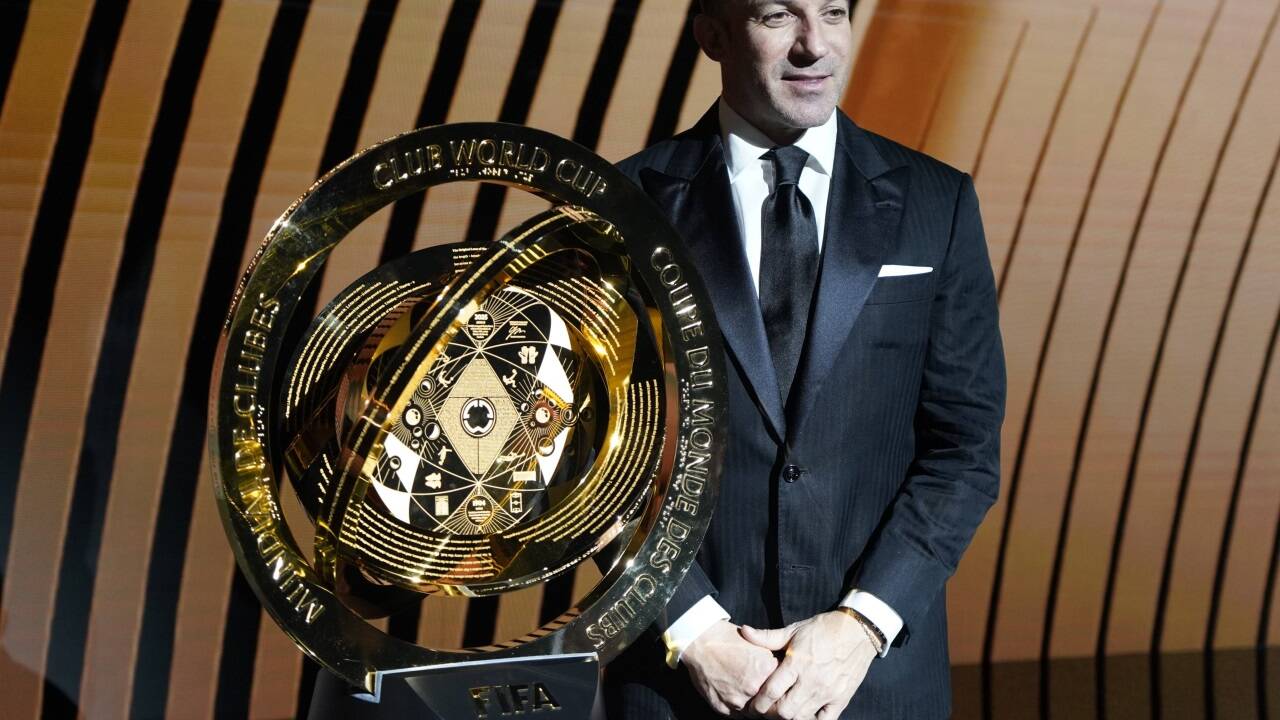 Der frühere Stürmerstar Alessandro Del Piero mit der spektakulären Club-WM-Trophäe. 