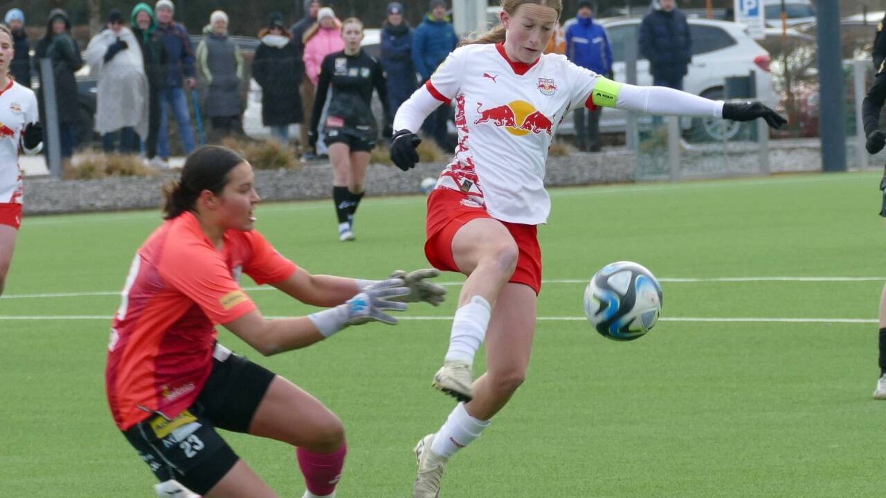 Julia Grünwald (Red Bull Salzburg) im Duell mit Vivien Grabenhofer, der Torhüterin des Jahres in der Future League.  
