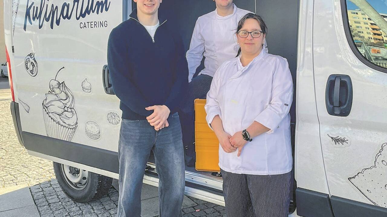 „Zivi“ Philipp Bauer (l.) mit Julian Seifriedsberger und Stefanie Stübler von Kulinarium.Bild: diakoniewerk/braunsdorfer 