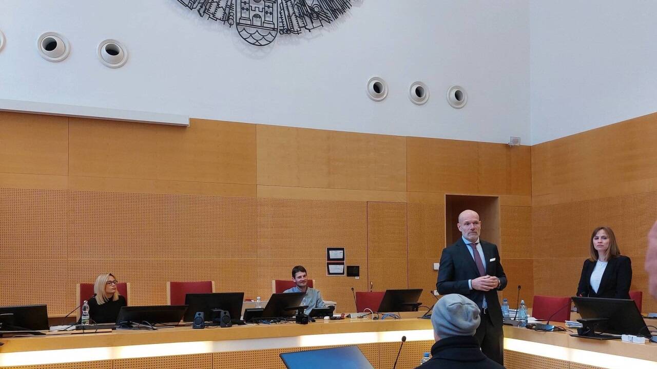 Der Angeklagte kam mit Haube in den Gerichtssaal.  