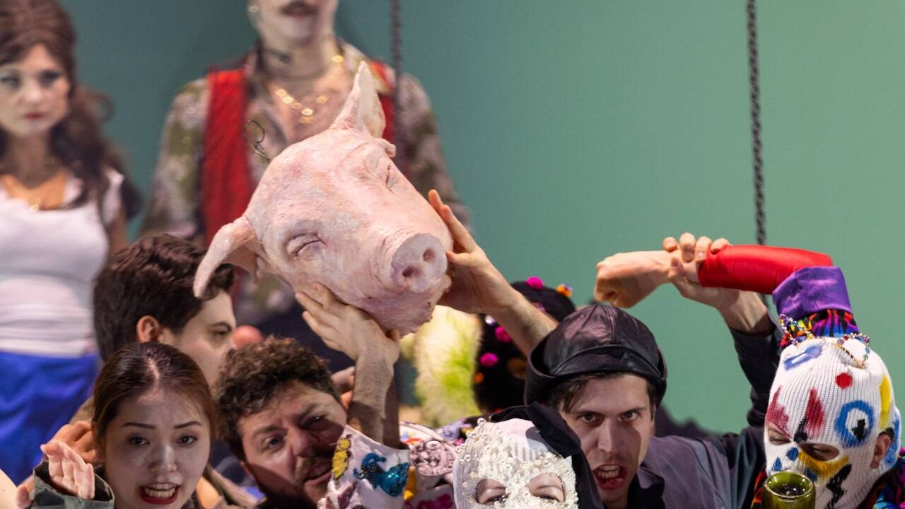 Bilder zur Uraufführung von „Das Lied am Rand der Welt“ im Wiener Museumsquartier. 
