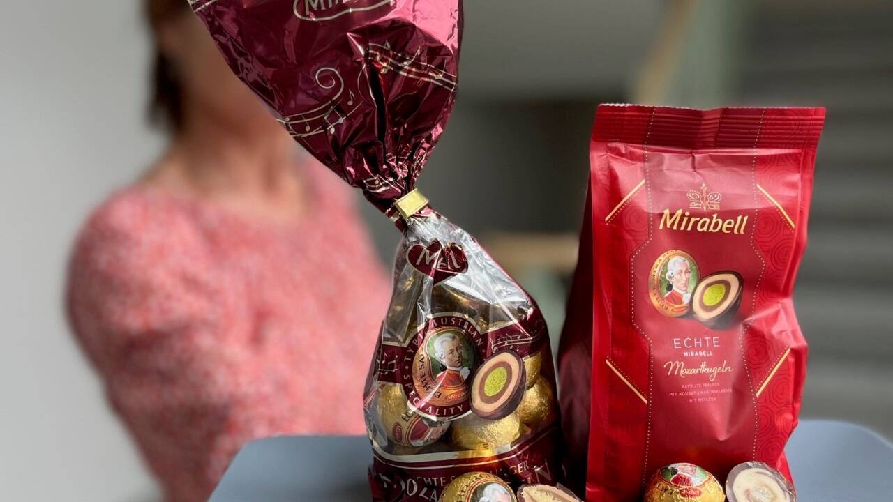 Links die bisherige, rechts die neue Version: Mirabell verkauft die „Echte Mozartkugel“ künftig ohne den Zusatz Salzburg. Links die bisherige, rechts die neue Version: Mirabell verkauft die „Echte Mozartkugel“ künftig ohne den Zusatz Salzburg.