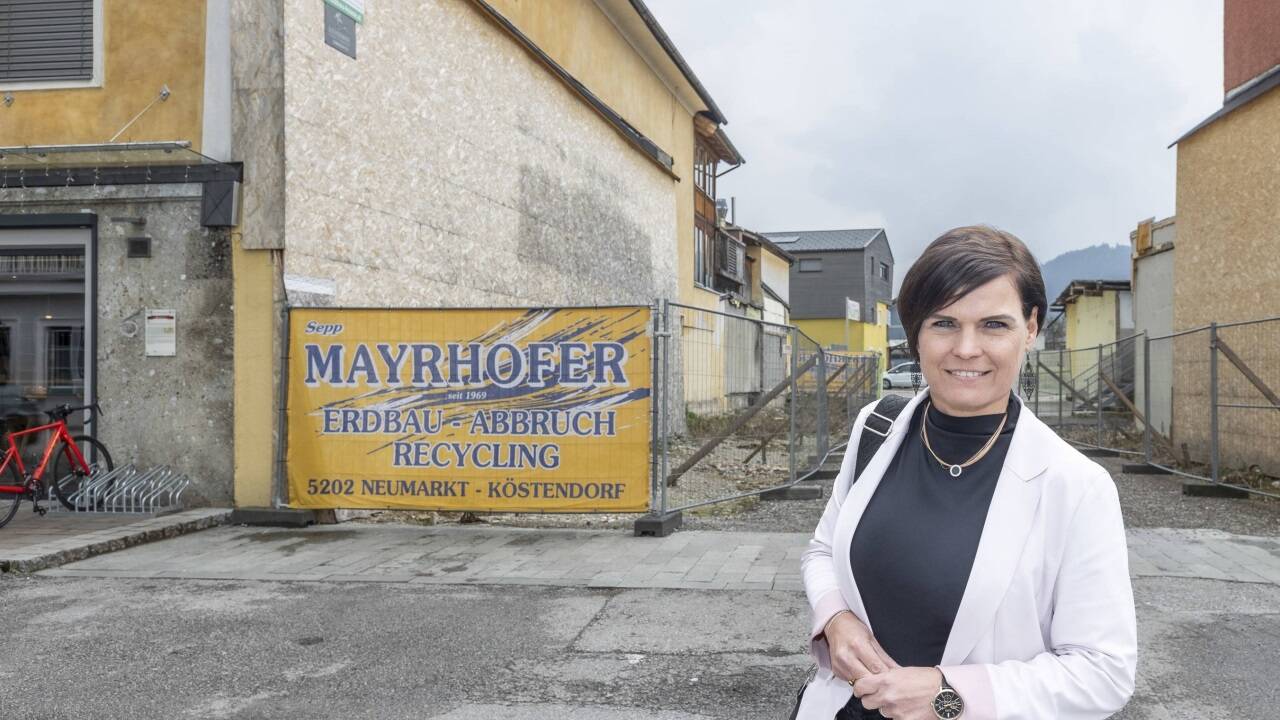 Noch steht Bürgermeisterin Tanja Kreer vor einer Baulücke. Ende 2026 sollen dort gehörlose Menschen ein Zuhause finden. 