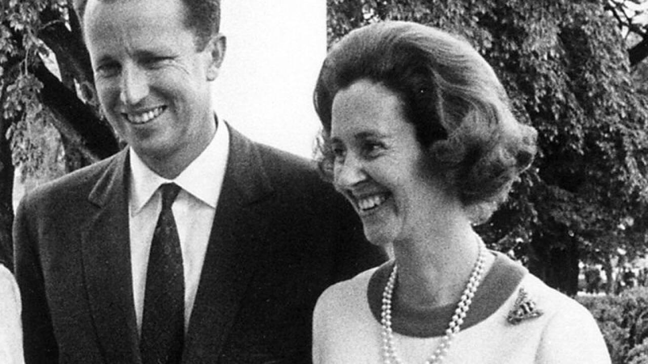 1990: In einem in der Geschichte seines Landes einmaligen Akt legt Belgiens König Baudouin I. (hier auf einer Aufnahme mit Königin Fabiola aus dem Jahr 1969) für 48 Stunden sein Amt nieder, um das von ihm abgelehnte Gesetz zur Liberalisierung des Schwangerschaftsabbruchs nicht beurkunden zu müssen. 1990: In einem in der Geschichte seines Landes einmaligen Akt legt Belgiens König Baudouin I. (hier auf einer Aufnahme mit Königin Fabiola aus dem Jahr 1969) für 48 Stunden sein Amt nieder, um das von ihm abgelehnte Gesetz zur Liberalisierung des Schwangerschaftsabbruchs nicht beurkunden zu müssen.