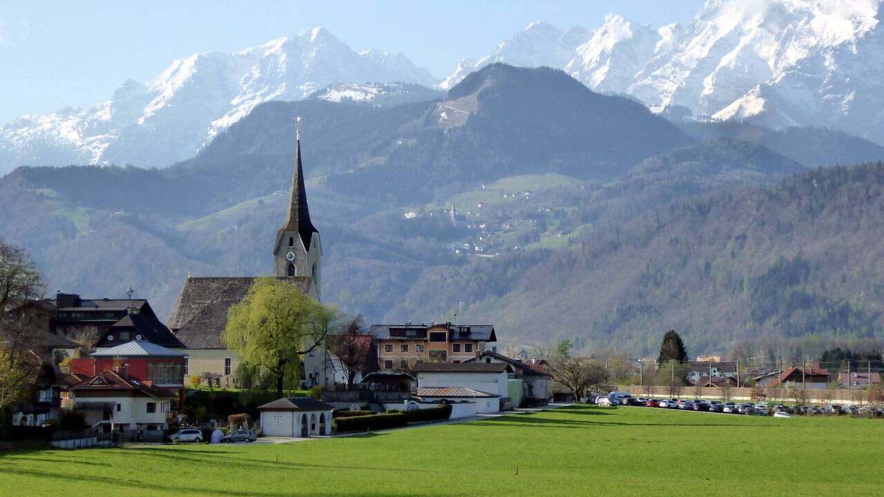 Der schlanke, spätgotische Kirchturm von Puch passt bestens in die alpine Landschaft.  