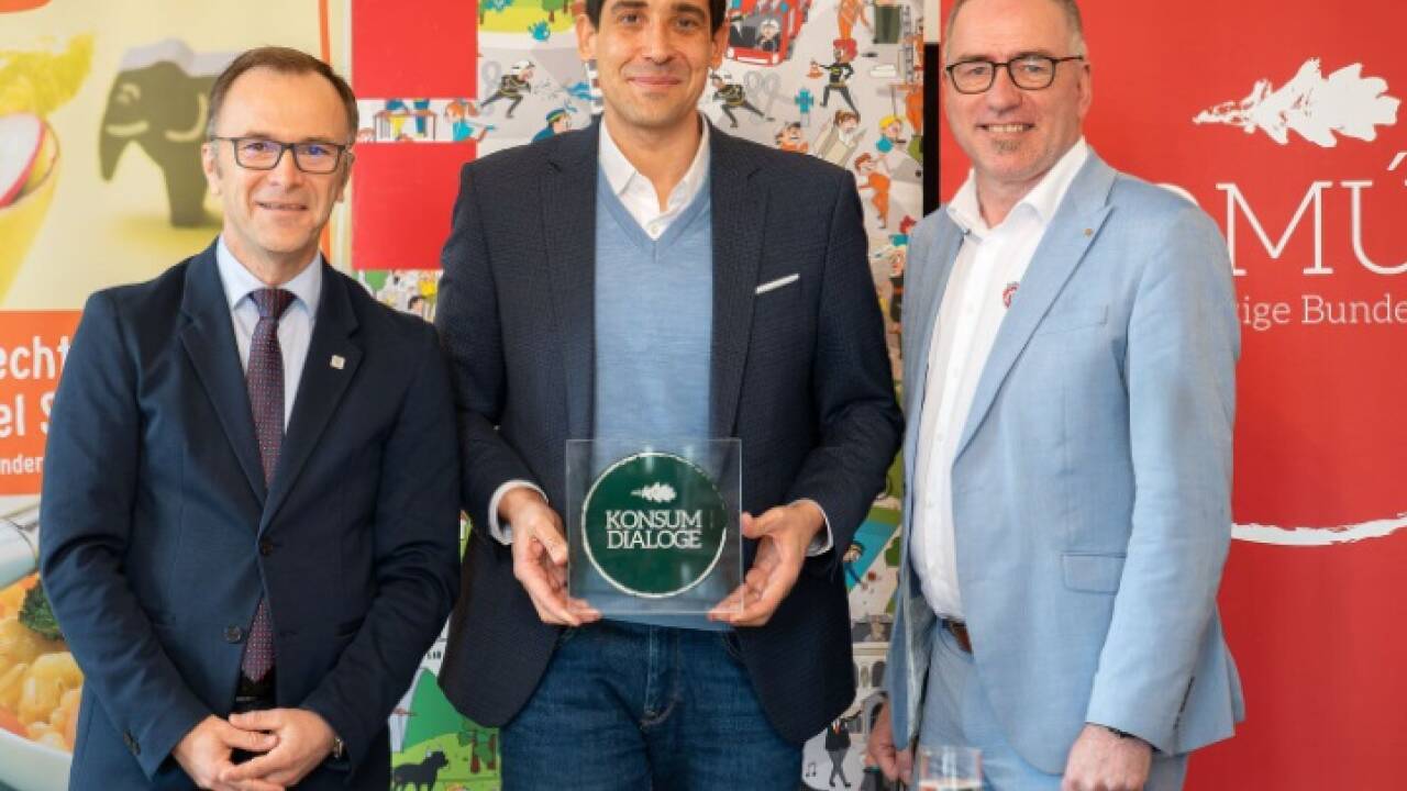 Salzburgs Bürgermeister Bernhard Auinger (SPÖ) und der Halleiner Bürgermeister Alexander Stangassinger (SPÖ) mit Sebastian Bohrn Mena (Mitte), Vorstand der gemeinnützigen Bundesstiftung Común. Salzburgs Bürgermeister Bernhard Auinger (SPÖ) und der Halleiner Bürgermeister Alexander Stangassinger (SPÖ) mit Sebastian Bohrn Mena (Mitte), Vorstand der gemeinnützigen Bundesstiftung Común.