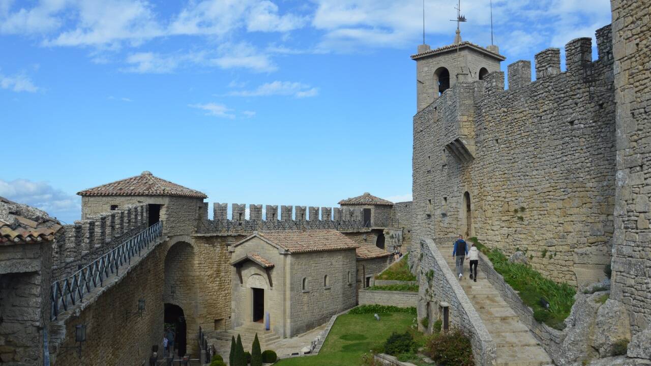... geht es hinauf auf 675 Höhenmeter, zur Burg von San Marino. 