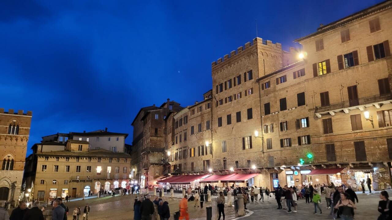 Abendstimmung auf der Piazza del Campo in Siena. 