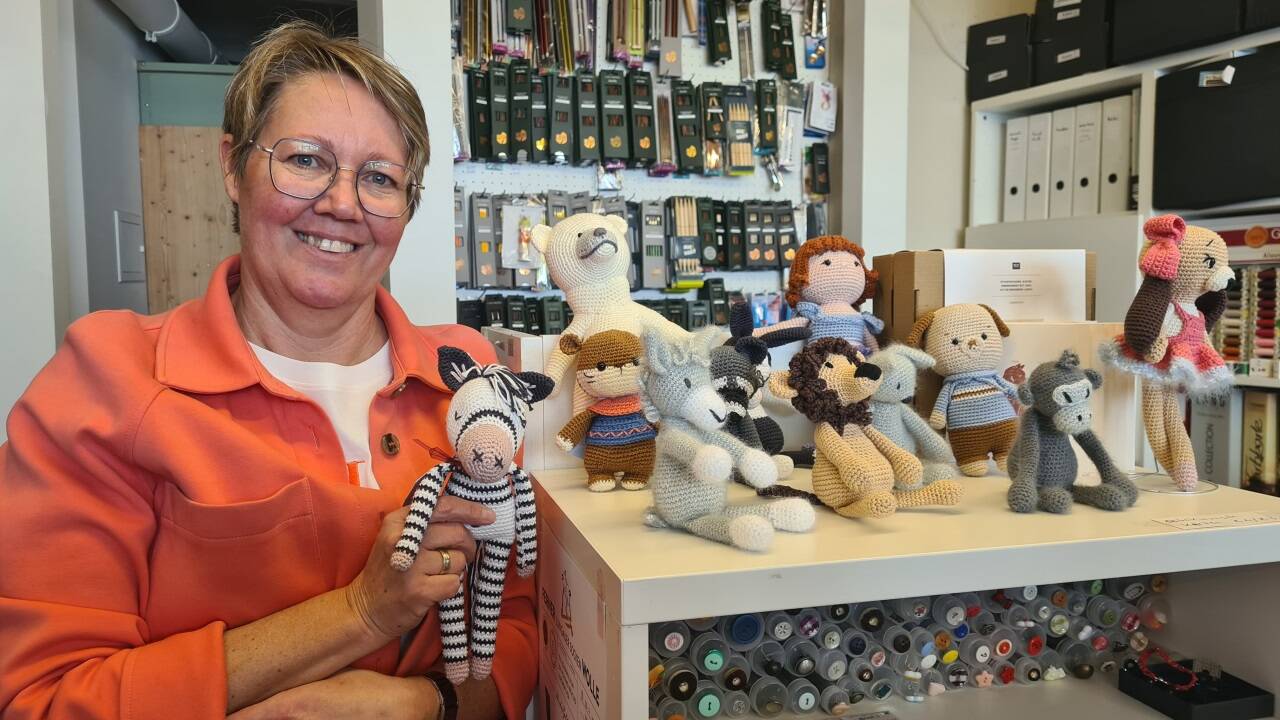 Maria Felber mit ihrem Häkelzoo im Wollzimmer in der Schanzlgasse.  