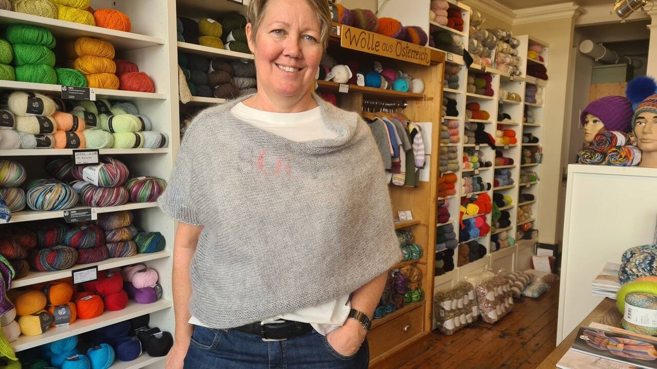 Der Poncho nach Strickanleitung aus dem Wollzimmer ist ein Klassiker.  