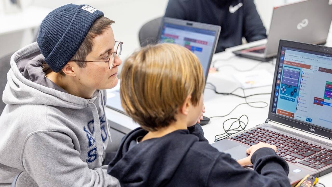 Die Hacker School bietet Jugendlichen Programmier-Workshops. Stefanie Susser war mit ihrem Team unlängst an der FH Salzburg zu Gast. 