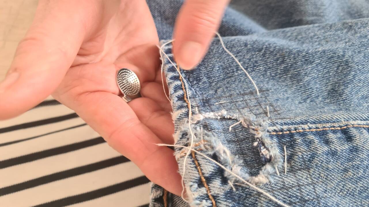 Bei Löchern wird vor dem Sticken ein Stück Stoff untergelegt.  