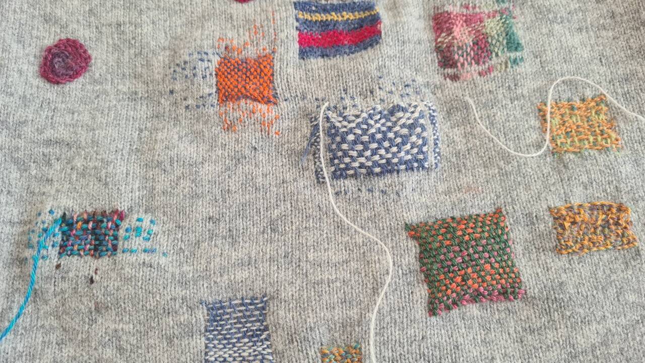 Visible Mending: So werden Löcher in Pullovern zum Hingucker.  