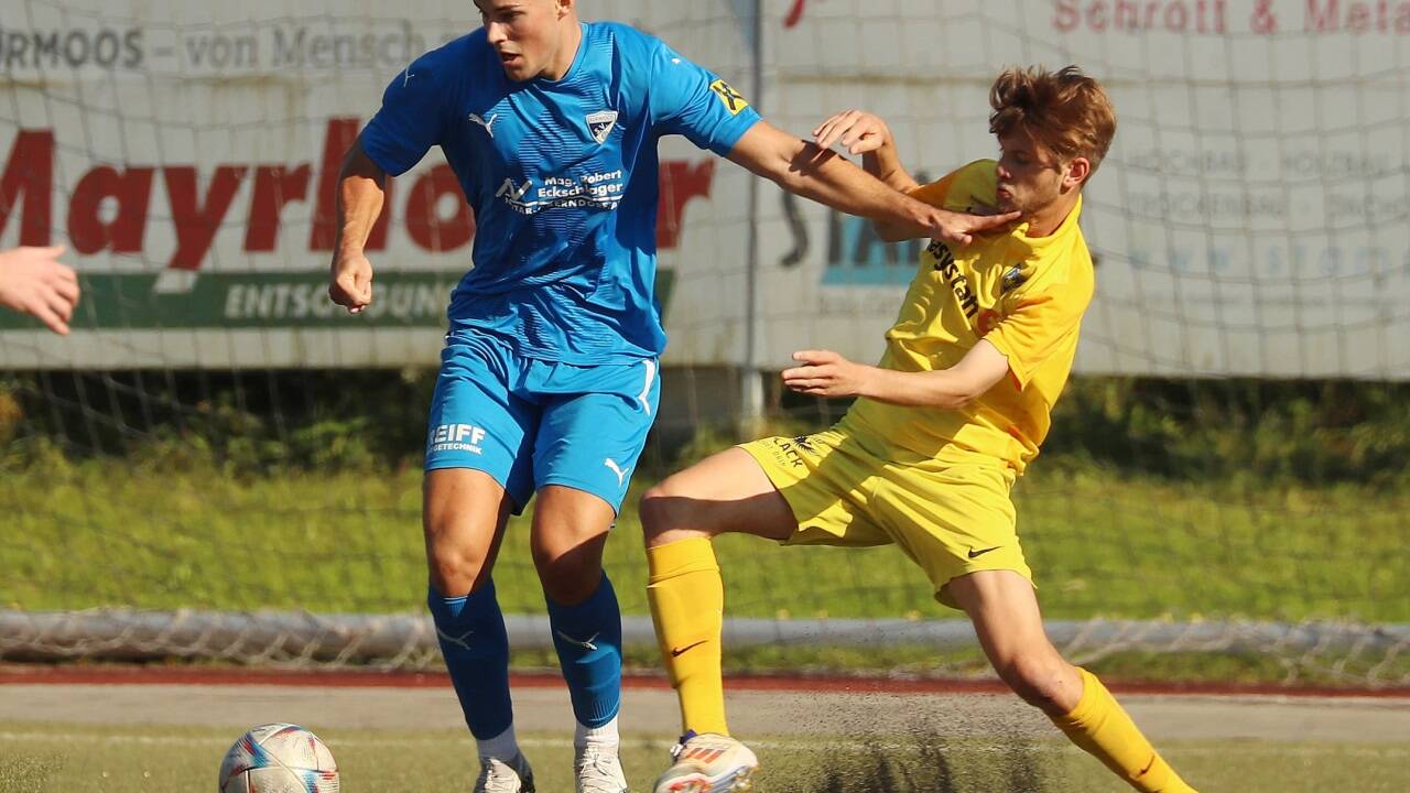 Nedim Suljic (links) forderte mit Bürmoos Bramberg. 