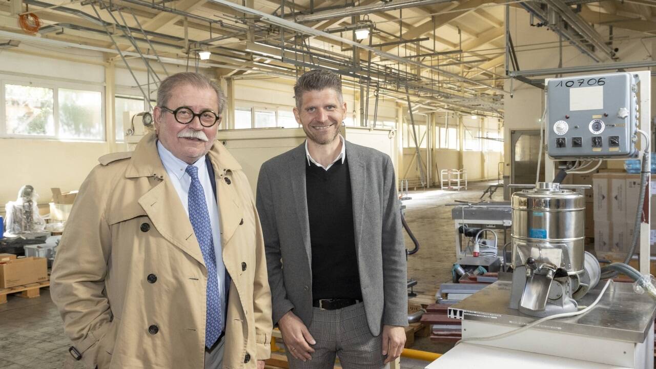 Auf zu neuen Ufern: Immobilienexperte Franz Stiller und Bürgermeister Herbert Schober in den Hallen, wo einst die Echte Salzburger Mozartkugel von Mirabell vom Band lief.  
