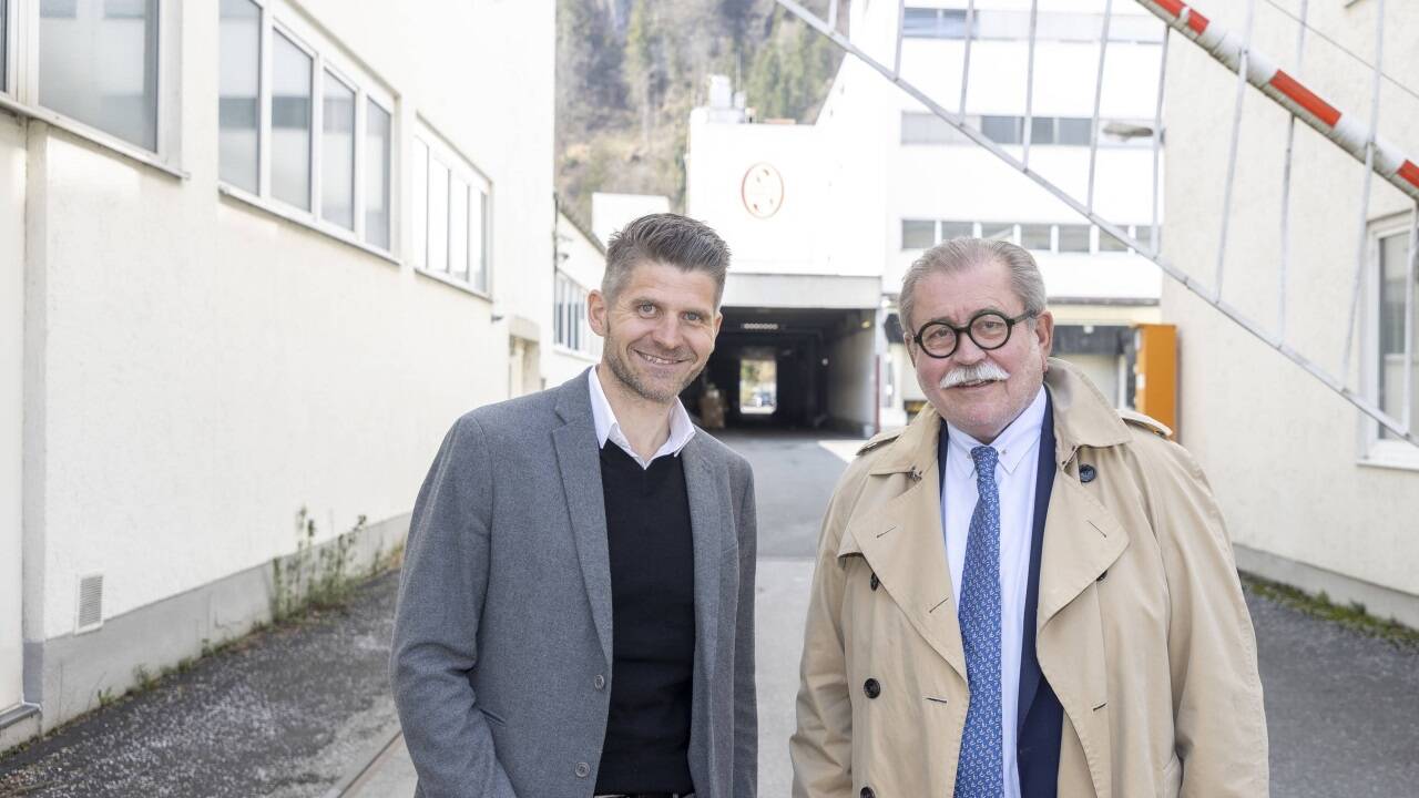 Der Schranken für die Zukunft soll sich bald wieder heben – Bürgermeister Herbert Schober und Franz Stiller.  