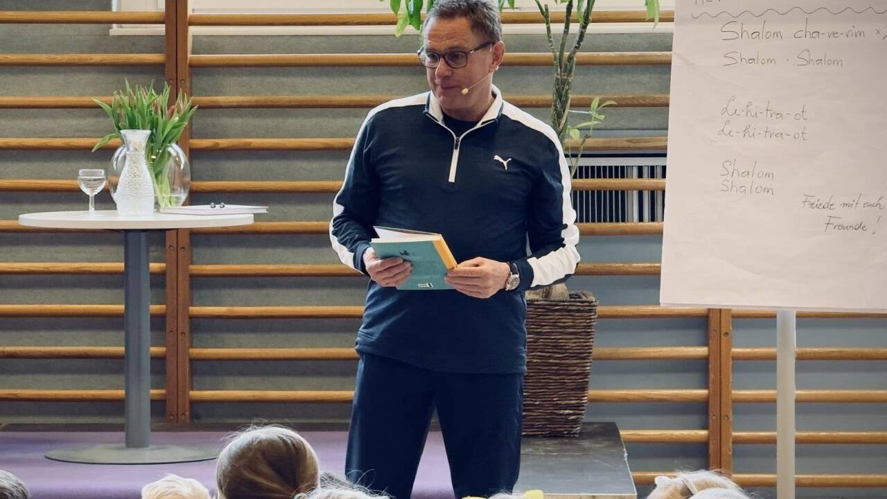 ÖFB-Teamchef Ralf Rangnick besuchte am Freitag die Volksschule in seiner Wahlheimat Obertrum.  