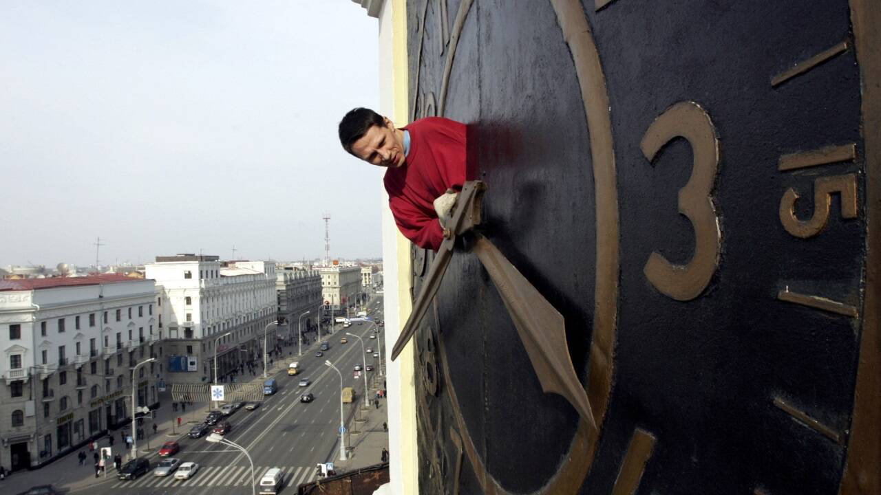 Es wird wieder an der Uhr gedreht, im Bild in der belarussischen Hauptstadt Minsk. Es wird wieder an der Uhr gedreht, im Bild in der belarussischen Hauptstadt Minsk.
