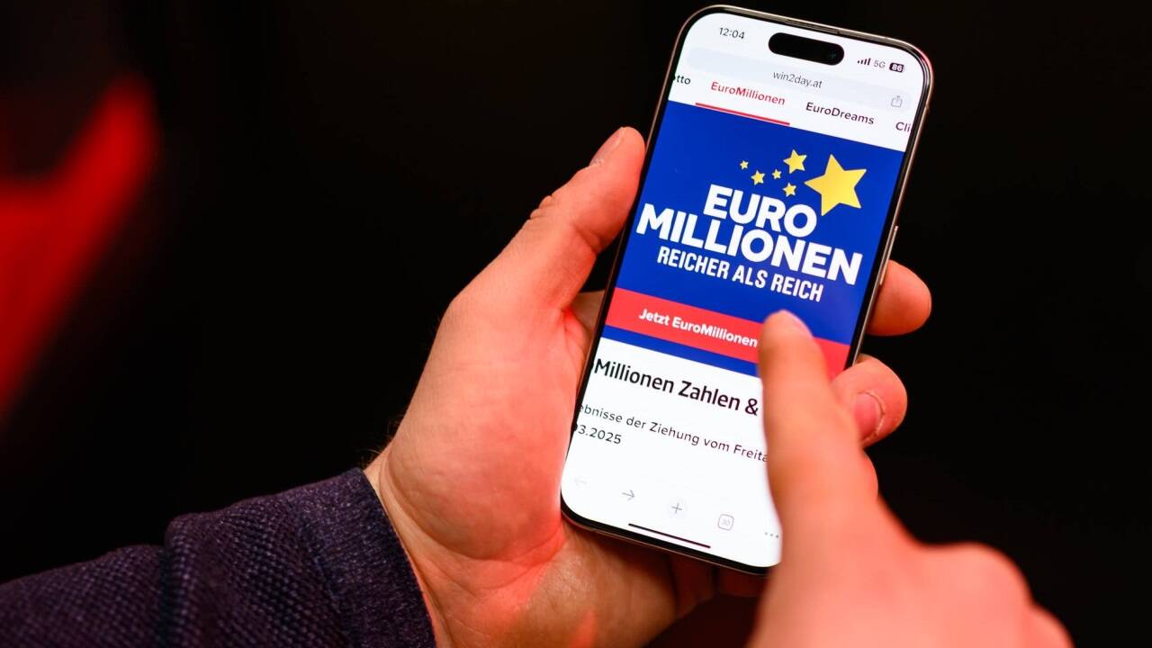 Wie die Österreichischen Lotterien mitteilten, holte sich ein österreichischer Spielteilnehmer auf der Plattform win2day.at am Freitagabend mit 250 Millionen Euro den höchsten Gewinn, der je bei den EuroMillionen vergeben wurde. 